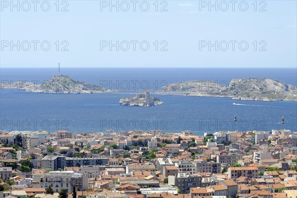 Offshore islands, Marseille, Panoramic view of the coastal city of Marseille with islands in the blue sea in the background, Marseille, Departement Bouches-du-Rhone, Region Provence-Alpes-Cote d'Azur, France, Europe