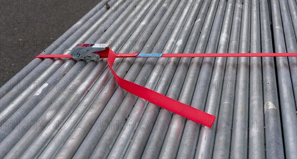 Detail photo, tension belt on the barrier fence at a running event, Strasse des 17. Juni, Berlin, Germany, Europe