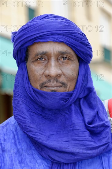 Businessman from Morocco, Mistrustful look of a man in a blue turban in an urban environment, Marseille, Departement Bouches-du-Rhone, Region Provence-Alpes-Cote d'Azur, France, Europe