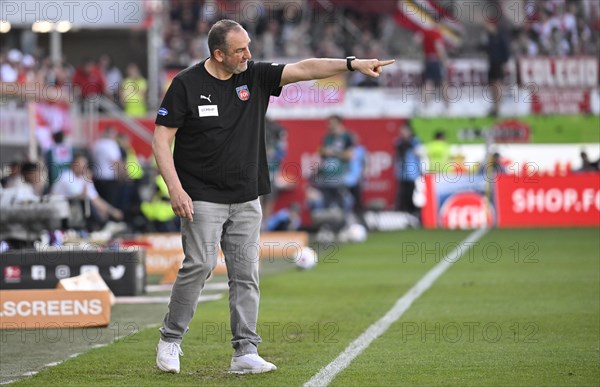 Coach Frank Schmidt 1. FC Heidenheim 1846 FCH on the sidelines, gesture, gesture, Voith-Arena, Heidenheim, Baden-Wuerttemberg, Germany, Europe