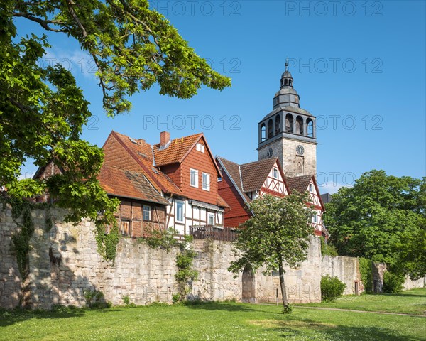 St Crucis Church, half-timbered houses and town wall of Allendorf, Hessisches Bergland, Werratal, Werra, Bad Sooden-Allendorf, Hesse, Germany, Europe