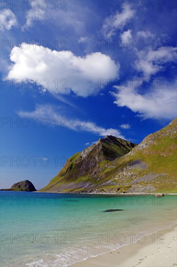 Turquoise green water and white sandy beach in front of high mountains, Haukland, Leknes, Nordland, Lofoten, Norway, Europe