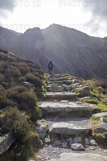 Hiker, LLyn Idwal Trail, Snowdonia National Park near Pont Pen-y-benglog, Bethesda, Bangor, Wales, Great Britain