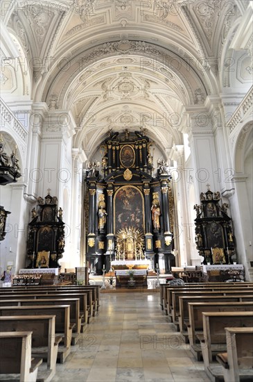 Interior view, St Paul's parish church, the first church was consecrated to St Paul around 1050, Passau, View into the interior of a church with high white walls and a detailed golden altar, Passau, Bavaria, Germany, Europe