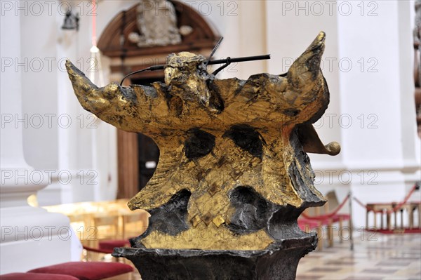St Stephan's Cathedral, Passau, Abstract gold-coloured sculpture as a modern art accent in a traditional church interior, Passau, Bavaria, Germany, Europe