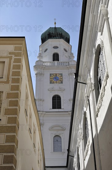 St Stephan Cathedral, Passau, church tower with dome, clock and alley on a sunny day, St Stephan Cathedral, Passau, Bavaria, Germany, Europe