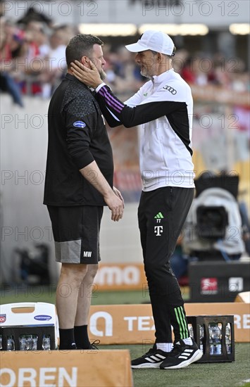 Coach Thomas Tuchel FC Bayern Munich FCB chatting with physiotherapist Marc Weiss 1. FC Heidenheim 1846 FCH, Voith-Arena, Heidenheim, Baden-Wuerttemberg, Germany, Europe