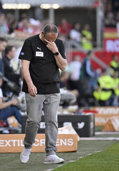 Coach Frank Schmidt 1. FC Heidenheim 1846 FCH on the sidelines, gesture, gesture, disappointed, Voith-Arena, Heidenheim, Baden-Wuerttemberg, Germany, Europe