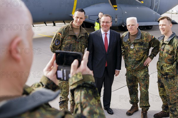 Federal Minister of Defence Boris Pistorius, SPD, bids farewell to the 20 or so soldiers of the Lithuanian brigade's preliminary command at BER Airport. By the fourth quarter of 2024, the pre-commando is to grow to a deployment team of around 150 members of the German Armed Forces. The army brigade will be reorganised in Lithuania with the name Panzerbrigade 45. After the brigade is officially commissioned in 2025, the other forces are to be deployed starting in 2025. The Lithuanian brigade should be operational by the end of 2027. Berlin, 08.04.2024