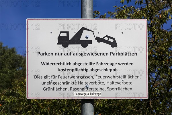 Sign, traffic sign, traffic sign, parking only in designated parking spaces, symbolic tow truck, letters, writing, traffic rules, parking rules on campus, Reutlingen University, Reutlingen University, Texoversum, Reutlingen, Baden-Wuerttemberg, Germany, Europe