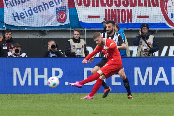 Football match, Jan-Niklas BESTE 1.FC Heidenheim left, Franck HONORAT Borussia Moenchengladbach tries to stop him from shooting, Voith-Arena football stadium, Heidenheim