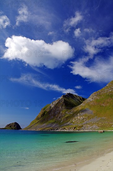 Turquoise green water and white sandy beach in front of high mountains, Haukland, Leknes, Nordland, Lofoten, Norway, Europe