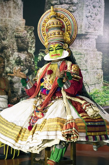 Kathakali performer or mime, 38 years old, on stage at the Kochi Kathakali Centre, Kochi, Kerala, India, Asia