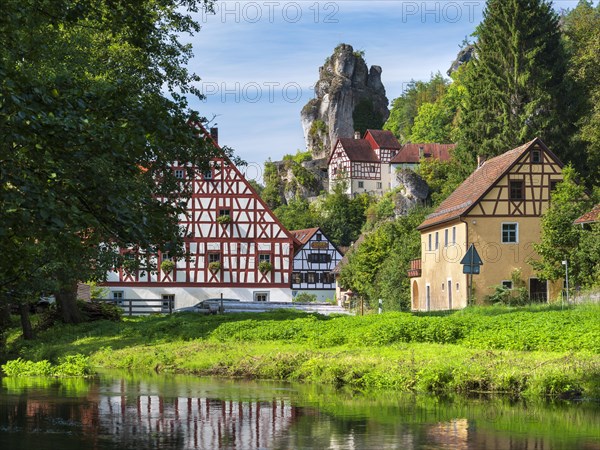 Zechenstein rock formation and half-timbered houses on the Puettlach river, rock castle and Franconian Switzerland Museum, former Judenhof, Tuechersfeld, Franconian Switzerland, Franconian Alb, Upper Franconia, Franconia, Bavaria, Germany, Europe