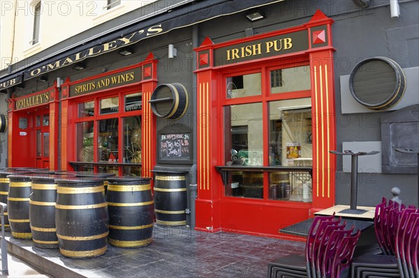 Marseille, Inviting Irish pub with red window frames, barrels as decoration and cafe chairs provided, Marseille, Departement Bouches-du-Rhone, Region Provence-Alpes-Cote d'Azur, France, Europe