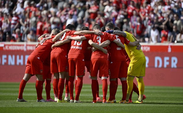 Team building, team circle in front of the start of the match, 1. FC Heidenheim 1846 FCH, Voith-Arena, Heidenheim, Baden-Wuerttemberg, Germany, Europe