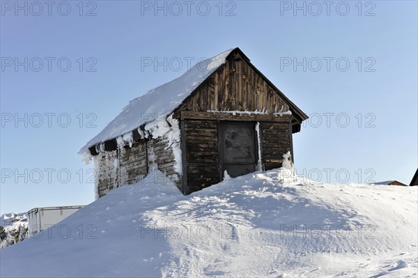 Mountains in Andalusia, Mountain range with snow, near Pico del Veleta, 3392m, Gueejar-Sierra, Sierra Nevada National Park, A wooden hut is covered up to the roof in freshly fallen snow, Costa del Sol, Andalusia, Spain, Europe