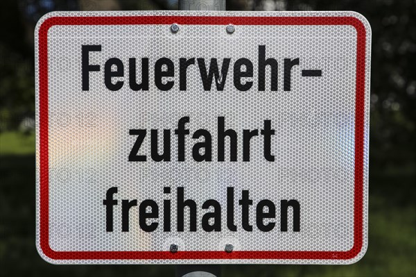 Sign, traffic sign, traffic sign, keep fire service access clear, letters, lettering, traffic regulations, campus, Reutlingen University, Reutlingen University, Texoversum, Reutlingen, Baden-Wuerttemberg, Germany, Europe