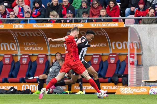 Football match, Nathan NGOUMOU Borussia Moenchengladbach right in a duel for the ball with Patrick MAINKA 1.FC Heidenheim, football stadium Voith-Arena, Heidenheim