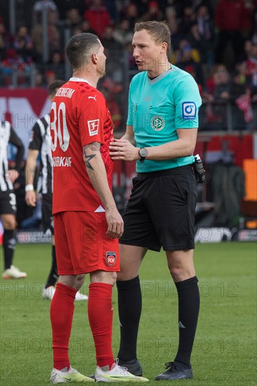 Football match, referee Martin PETERSEN in dialogue with Norman THEUERKAUF 1.FC Heidenheim, Voith-Arena football stadium, Heidenheim