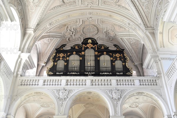 St Paul's parish church, the first church was consecrated to St Paul around 1050, Passau, large church organ embedded in elegant white architecture with gold accents, Passau, Bavaria, Germany, Europe
