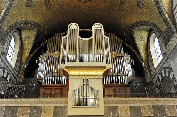 Church of the Redeemer, start of construction 1903, Bad Homburg v. d. Hoehe, Hesse, Colourful church organ with gold mosaic in the background above a balcony, Church of the Redeemer, start of construction 1903, Bad Homburg v. Hoehe, Hesse, Germany, Europe