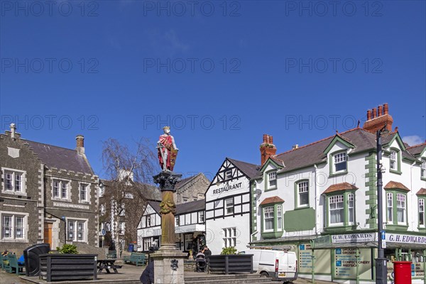 Prince Llewelyn the Great Statue, Houses, Lancaster Square, Conwy, Wales, United Kingdom, Europe