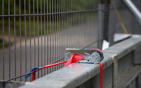 Detail photo, tension belt on the barrier fence at a running event, Strasse des 17. Juni, Berlin, Germany, Europe