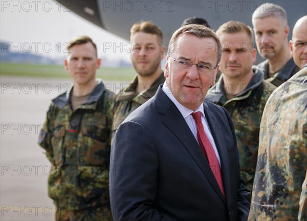 Federal Minister of Defence Boris Pistorius, SPD, bids farewell to the 20 or so soldiers of the Lithuanian brigade's preliminary command at BER Airport. By the fourth quarter of 2024, the pre-commando is to grow to a deployment team of around 150 members of the German Armed Forces. The army brigade will be reorganised in Lithuania with the name Panzerbrigade 45. After the brigade is officially commissioned in 2025, the other forces are to be deployed starting in 2025. The Lithuanian brigade should be operational by the end of 2027. Berlin, 08.04.2024