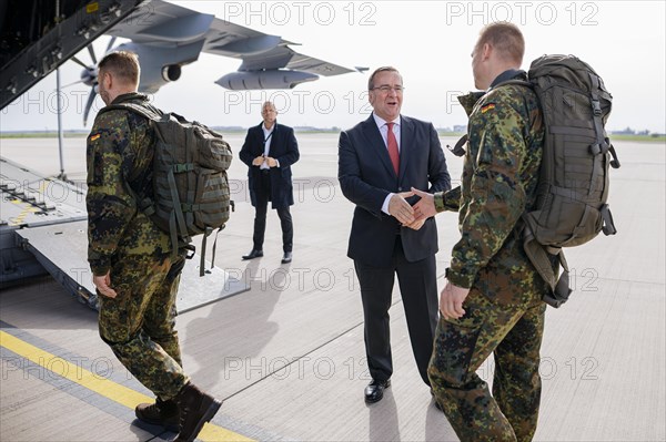 Federal Minister of Defence Boris Pistorius, SPD, bids farewell to the 20 or so soldiers of the Lithuanian brigade's preliminary command at BER Airport. By the fourth quarter of 2024, the pre-commando is to grow to a deployment team of around 150 members of the German Armed Forces. The army brigade will be reorganised in Lithuania with the name Panzerbrigade 45. After the brigade is officially commissioned in 2025, the other forces are to be deployed starting in 2025. The Lithuanian brigade should be operational by the end of 2027. Berlin, 08.04.2024