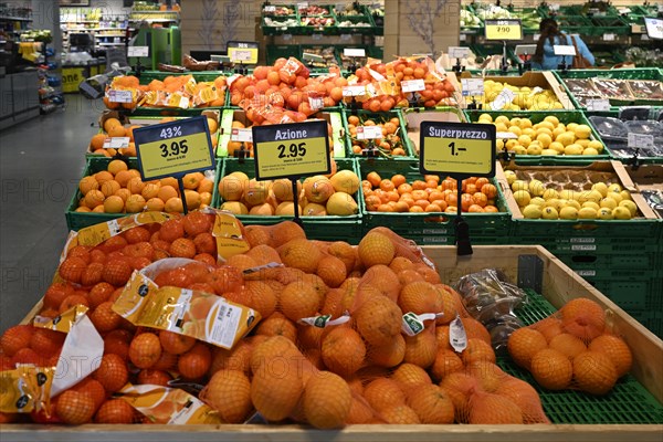 Coop fruit shelf