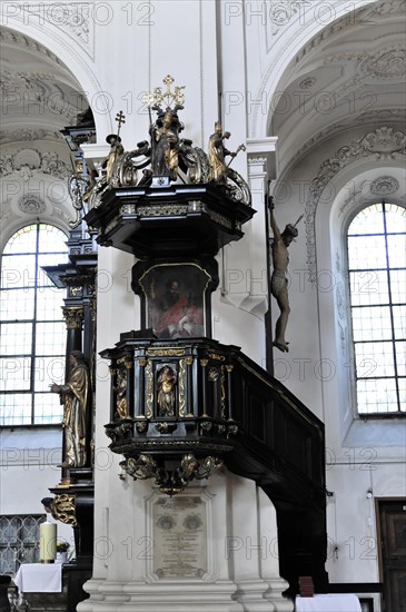 St Paul's parish church, the first church was consecrated to St Paul around 1050, Passau, Baroque pulpit richly decorated with golden statues and wood carvings, Passau, Bavaria, Germany, Europe