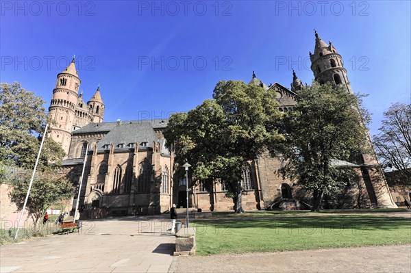 Speyer Cathedral, The facade of Worms Cathedral with forecourt under a blue sky, Speyer Cathedral, Unesco World Heritage Site, foundation stone laid around 1030, Speyer, Rhineland-Palatinate, Germany, Europe