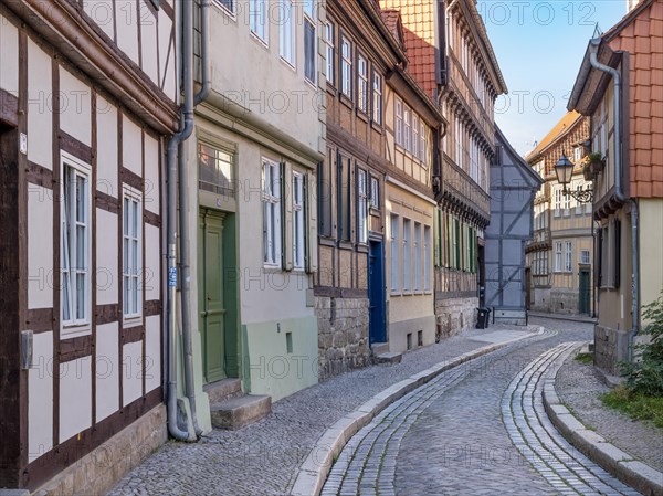 Narrow alley with half-timbered houses and cobblestones in the historic old town, UNESCO World Heritage Site, Quedlinburg, Saxony-Anhalt, Germany, Europe