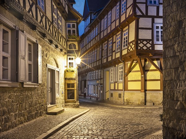 Narrow alley with half-timbered houses and cobblestones in the historic old town in the evening, UNESCO World Heritage Site, Quedlinburg, Saxony-Anhalt, Germany, Europe