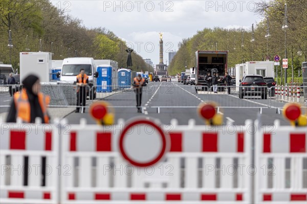 There are currently road closures due to the Berlin Half Marathon taking place on 7 April 2024, such as here on Strasse des 17. Juni at Grosser Stern in Berlin, 05.04.2024