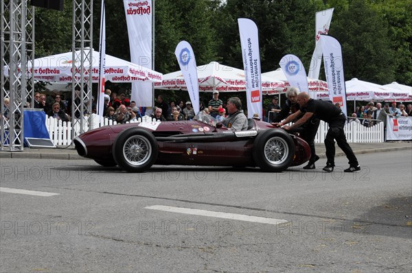 A classic racing car is pushed by people at the starting line of a car race, SOLITUDE REVIVAL 2011, Stuttgart, Baden-Wuerttemberg, Germany, Europe