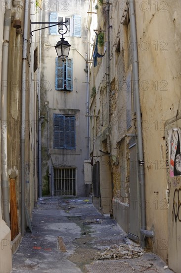 Marseille, Narrow alley in an old town with closed doors and shutters, Marseille, Departement Bouches-du-Rhone, Region Provence-Alpes-Cote d'Azur, France, Europe