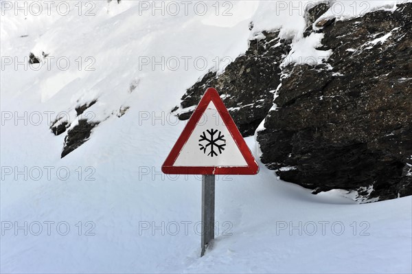 Mountains in Andalusia, mountain range with snow, near Pico del Veleta, 3392m, Gueejar-Sierra, Sierra Nevada National Park, traffic sign warning of snowfall on a snowy mountain path, Costa del Sol, Andalusia, Spain, Europe