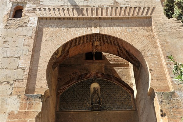 Alhambra, Granada, Andalusia, Detailed view of an old archway with decorations and a sculpture, Granada, Andalusia, Spain, Europe