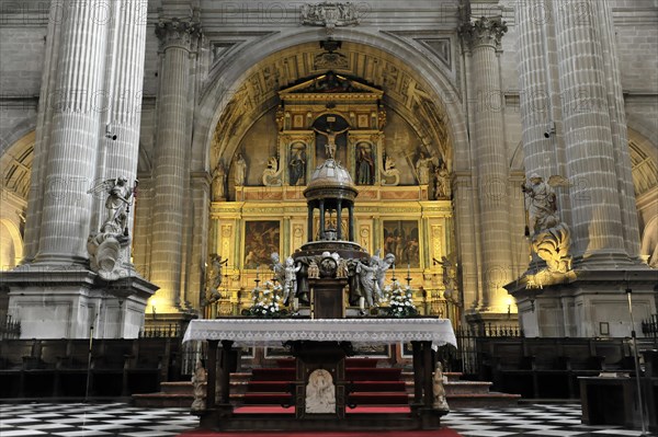 Jaen, Catedral de Jaen, Cathedral of Jaen from the 13th century, Renaissance art period, Jaen, Golden church altar flanked by columns and sculptures inside a church, Jaen, Baeza, Ubeda, Andalusia, Spain, Europe