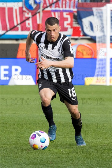 Football match, Stefan LAINER Borussia Moenchengladbach on the ball, Voith-Arena football stadium, Heidenheim