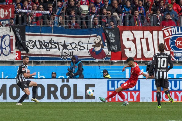 Football match, Eren DINKCI 1.FC Heidenheim centre scores the 1 to 1 equaliser against Borussia Moenchengladbach, Joe SCALLY Borussia Moenchengladbach left tries to fend off and Florian NEUHAUS Borussia Moenchengladbach right can only watch, Voith-Arena football stadium, Heidenheim