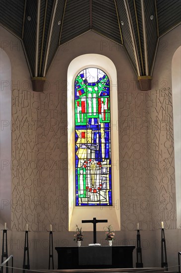 Speyer Cathedral, small altar with cross in front of a large stained-glass window and wall with a relief of scripture, Speyer Cathedral, Unesco World Heritage Site, foundation stone laid around 1030, Speyer, Rhineland-Palatinate, Germany, Europe
