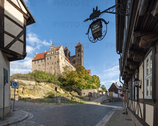 Alley in the historic old town with half-timbered houses and cobblestones, view of the Schlossberg with St. Servatius collegiate church and Renaissance castle, UNESCO World Heritage Site, Quedlinburg, Saxony-Anhalt, Germany, Europe