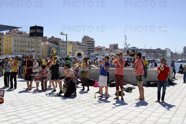 Marseille, Music group performs outdoors at the harbour, the audience listens, Marseille, Departement Bouches-du-Rhone, Region Provence-Alpes-Cote d'Azur, France, Europe