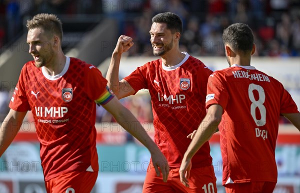 Cheering, goal celebration, Tim Kleindienst 1. FC Heidenheim 1846 FCH (10) Patrick Mainka 1. FC Heidenheim 1846 FCH (06) Eren Dinkci 1. FC Heidenheim 1846 FCH (08) Voith-Arena, Heidenheim, Baden-Wuerttemberg, Germany, Europe