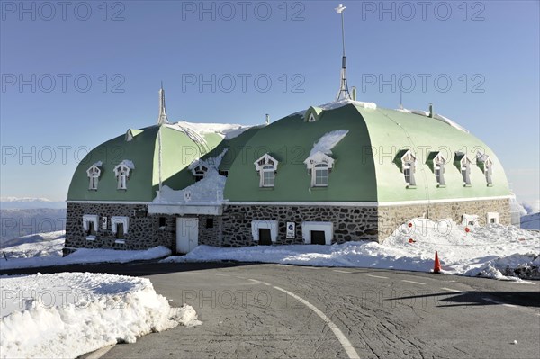 Military base, REFUGIO MILITAR CAPITAN COBO, 2550m, Gueejar-Sierra, Sierra Nevada National Park, building with green roof covered in snow in clear weather next to road, Costa del Sol, Andalusia, Spain, Europe