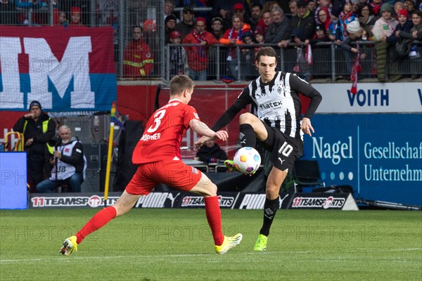 Football match, Florian NEUHAUS Borussia Moenchengladbach right passes the ball, Jan SCHOePPNER 1.FC Heidenheim left tries to prevent the pass, football stadium Voith-Arena, Heidenheim