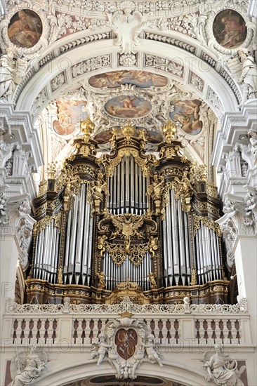 St Stephan's Cathedral, Passau, Detailed baroque organ with gold-coloured decorations in the church interior, Passau, Bavaria, Germany, Europe